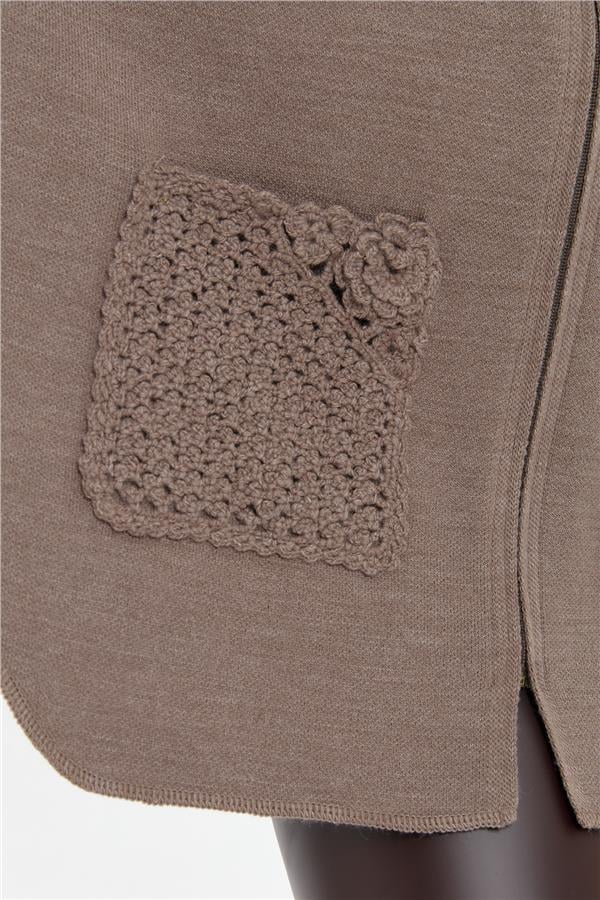 Kadın Dik Yaka Cebi Gül İşlemeli Fermuarlı Kısa Panço Vizon