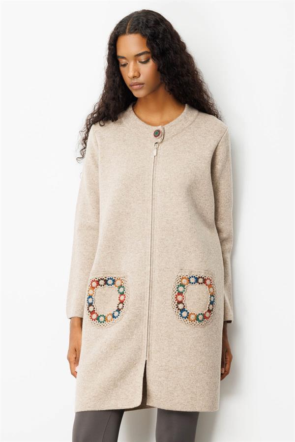 Kadın Dik Yaka Cebi Tığlamalı Uzun Yün Kaban K.Bej