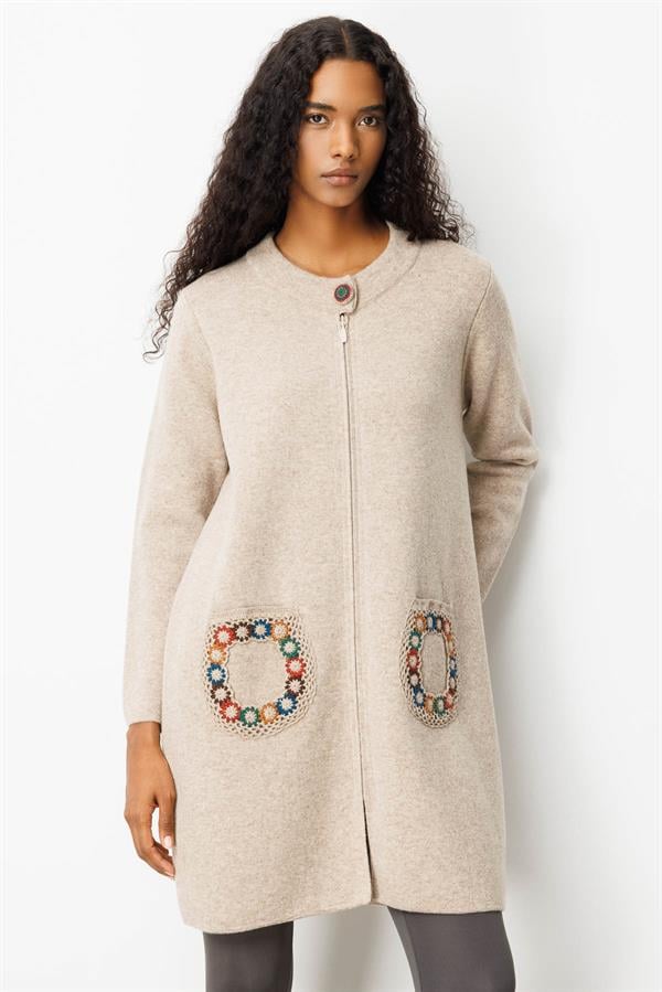 Kadın Dik Yaka Cebi Tığlamalı Uzun Yün Kaban K.Bej
