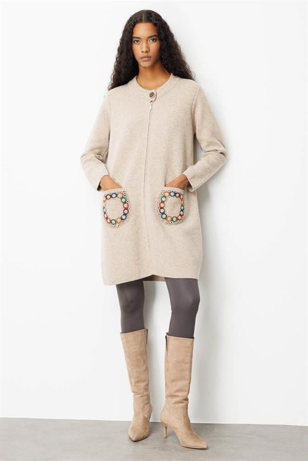 Kadın Dik Yaka Cebi Tığlamalı Uzun Yün Kaban K.Bej