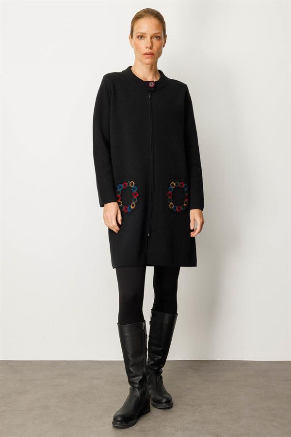 Kadın Dik Yaka Cebi Tığlamalı Uzun Yün Kaban Siyah