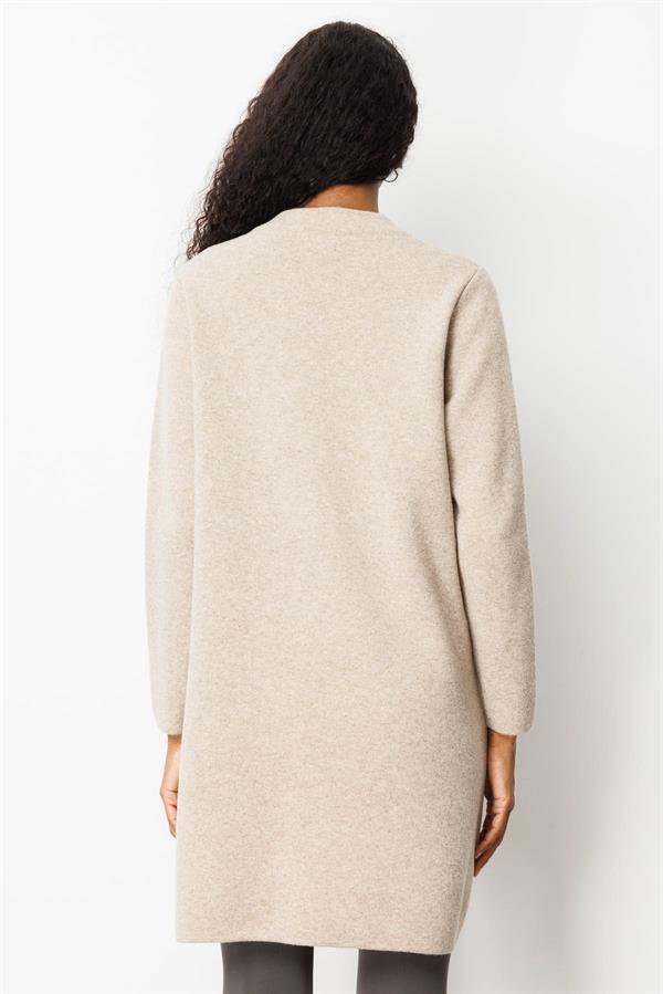 Kadın Dik Yaka Cebi Tığlamalı Uzun Yün Kaban K.Bej