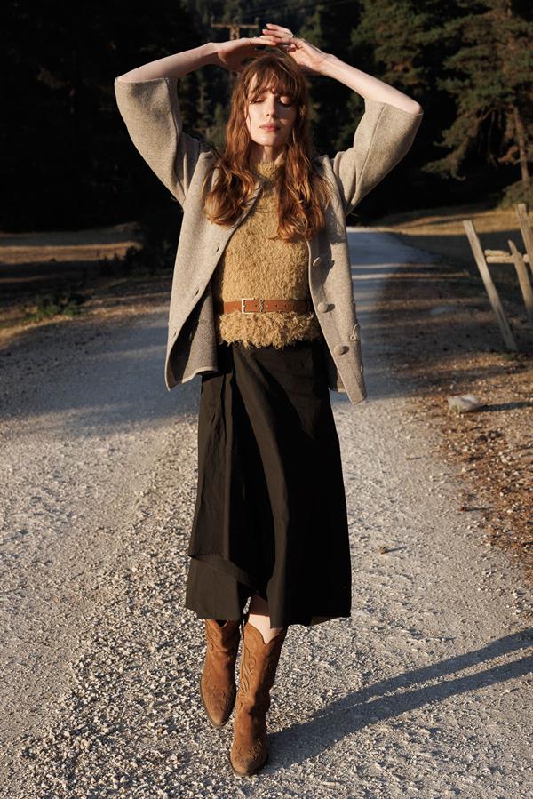 Kadın Dik Yaka Çiçek Desenli Kısa Yün Ceket K.Bej