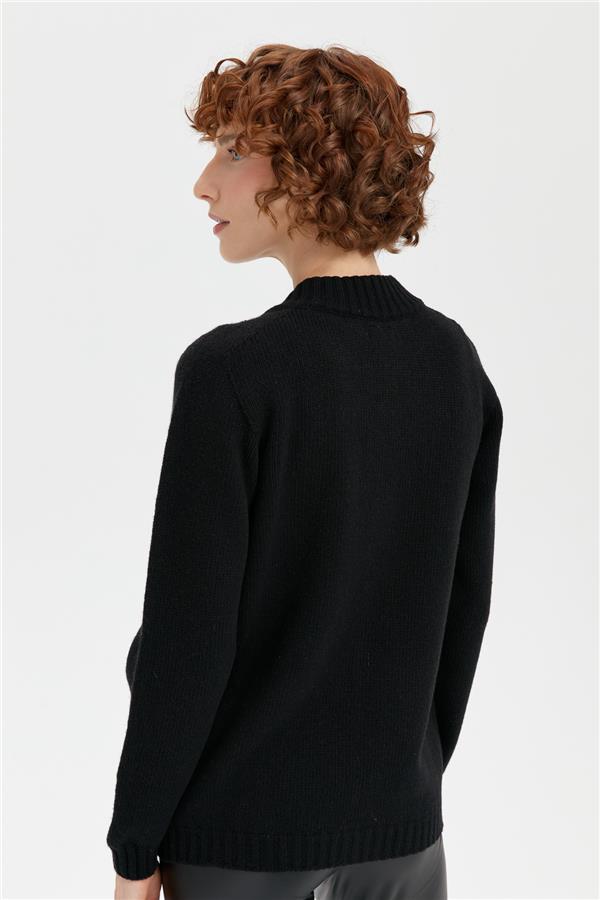 Kadın Dik Yaka Dikişsiz Önü Saç Örgülü Yün Hırka Siyah