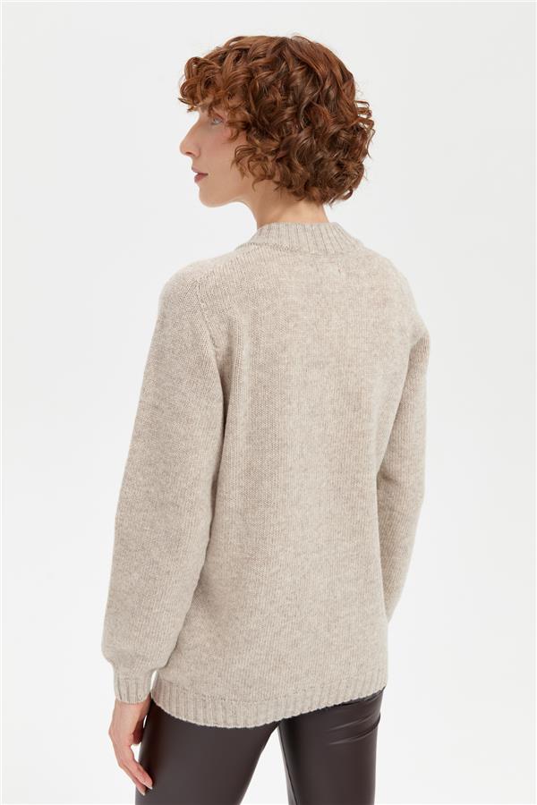 Kadın Dik Yaka Dikişsiz Önü Saç Örgülü Yün Hırka V.Bej