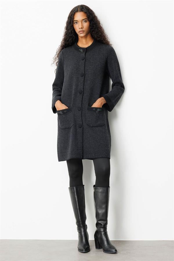 Kadın Dik Yaka Kolu ve Cebi Nakış İşlemeli Uzun Yün Kaban Siyah