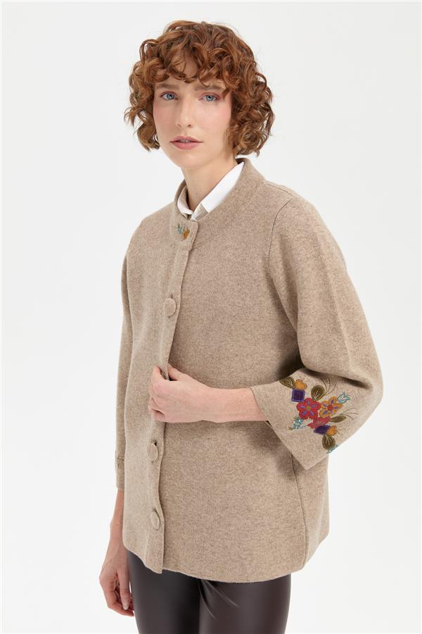 Kadın Dik Yaka Kolu ve Yakası İşlemeli Kısa Yün Ceket K.Bej