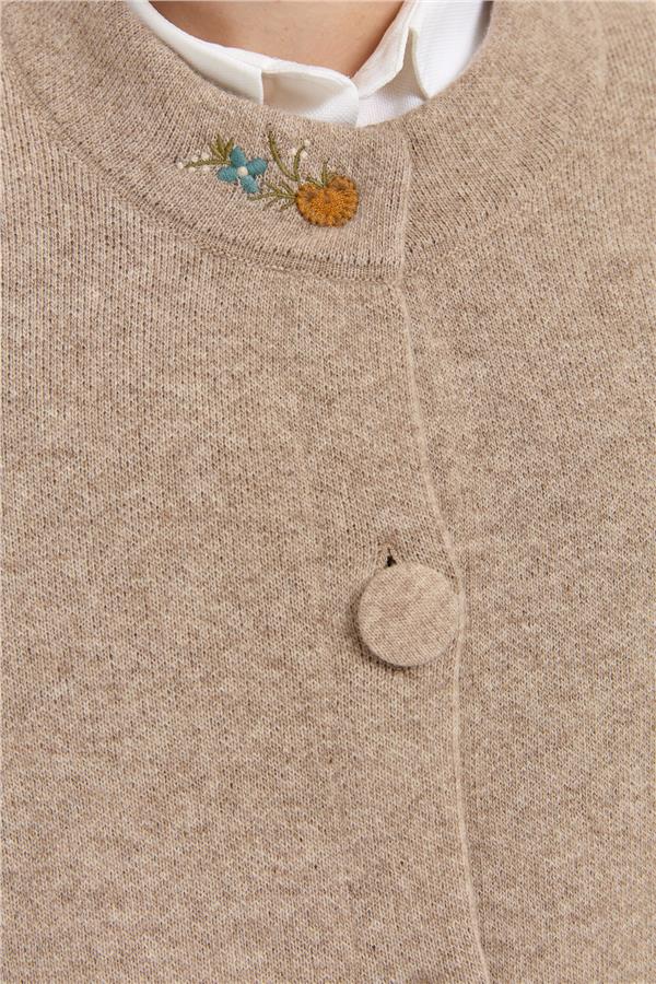 Kadın Dik Yaka Kolu ve Yakası İşlemeli Kısa Yün Ceket K.Bej