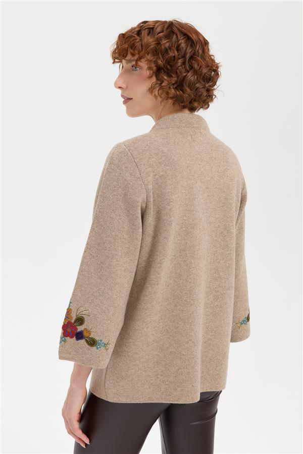 Kadın Dik Yaka Kolu ve Yakası İşlemeli Kısa Yün Ceket K.Bej
