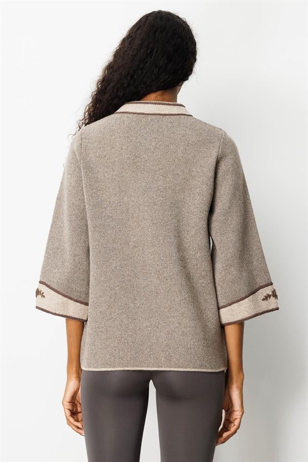 Kadın Dik Yaka Kolu ve Yakası Nakışlı Yün Ceket K.Bej