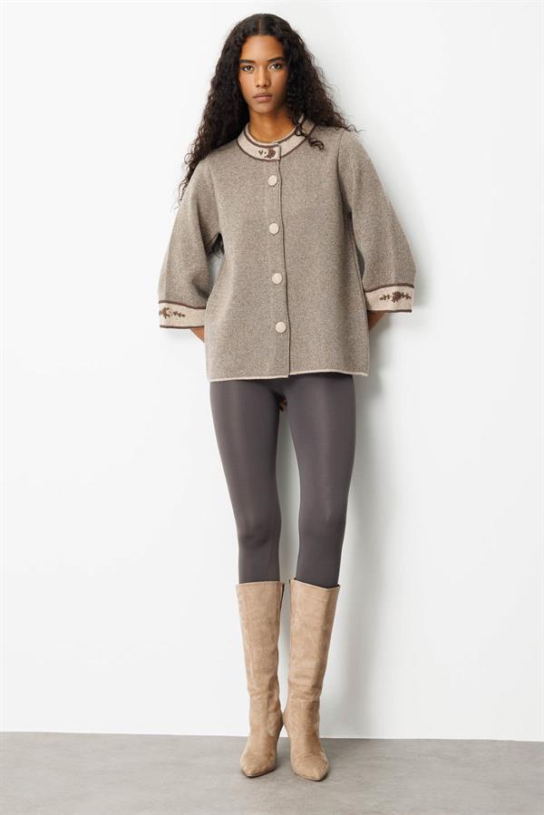 Kadın Dik Yaka Kolu ve Yakası Nakışlı Yün Ceket K.Bej