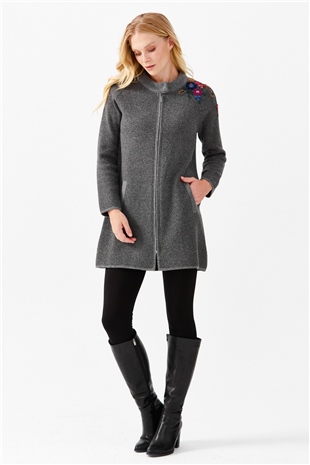 Женское длинное пальто с вышивкой на плечах и воротником-стойкой дымчатое 
