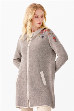 Женское длинное пальто с вышивкой на плечах и воротником-стойкой бежевое 