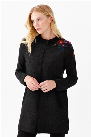 Женское длинное пальто с вышивкой на плечах и воротником-стойкой черное 