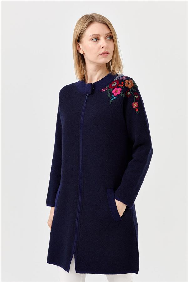 Женское длинное пальто с вышивкой на плечах и воротником-стойкой синее 