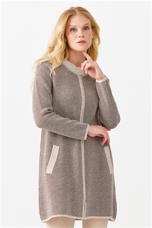 Женское длинное пальто с вышивкой на плечах и воротником-стойкой бежевое 