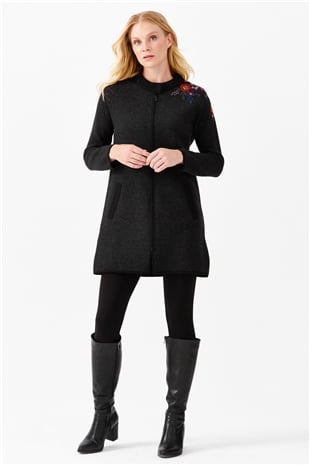 Женское длинное пальто с вышивкой на плечах и воротником-стойкой черное 