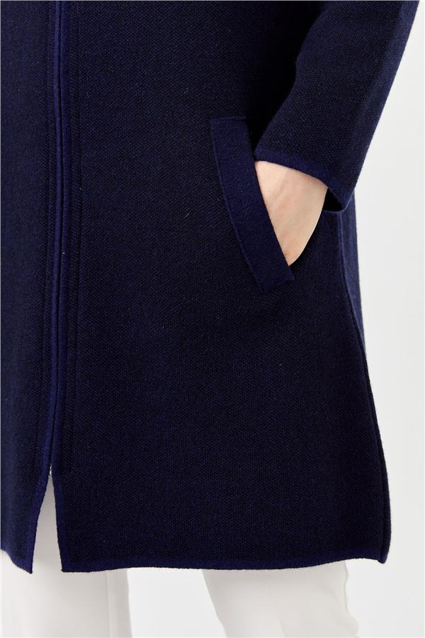 Женское длинное пальто с вышивкой на плечах и воротником-стойкой синее 