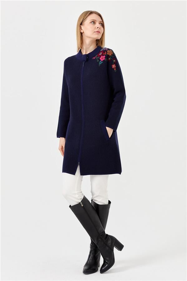 Женское длинное пальто с вышивкой на плечах и воротником-стойкой синее 