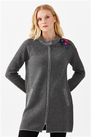 Женское длинное пальто с вышивкой на плечах и воротником-стойкой дымчатое 