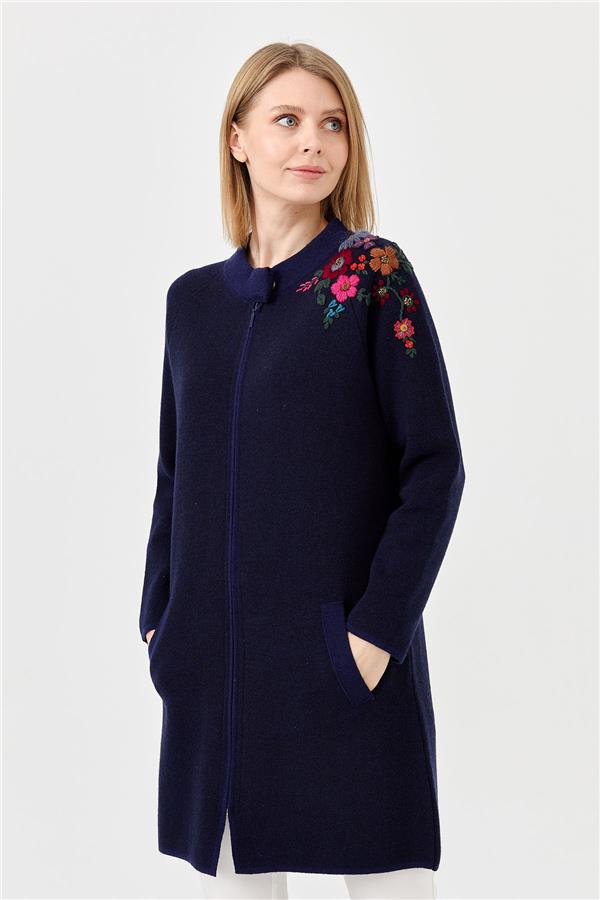 Женское длинное пальто с вышивкой на плечах и воротником-стойкой синее 