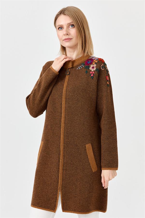 Женское длинное пальто с вышивкой на плечах и воротником-стойкой Вишневая Загарывый