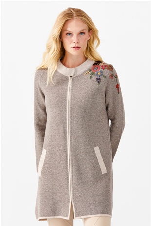 Женское длинное пальто с вышивкой на плечах и воротником-стойкой бежевое 