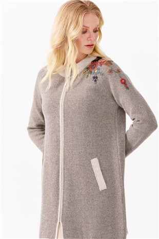 Женское длинное пальто с вышивкой на плечах и воротником-стойкой бежевое 