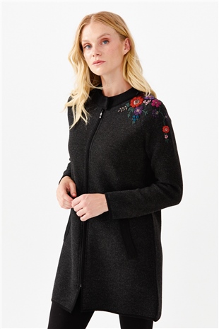Женское длинное пальто с вышивкой на плечах и воротником-стойкой черное 