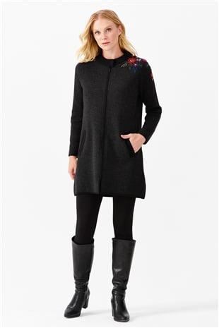 Женское длинное пальто с вышивкой на плечах и воротником-стойкой черное 