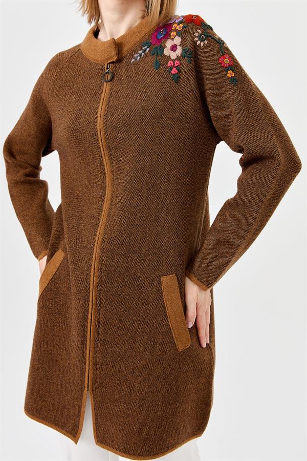 Женское длинное пальто с вышивкой на плечах и воротником-стойкой Вишневая Загарывый