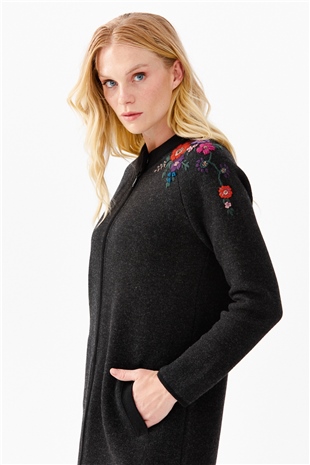 Женское длинное пальто с вышивкой на плечах и воротником-стойкой черное 