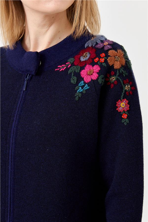 Женское длинное пальто с вышивкой на плечах и воротником-стойкой синее 