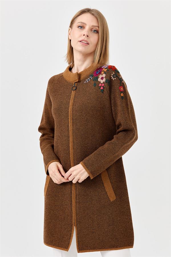 Женское длинное пальто с вышивкой на плечах и воротником-стойкой Вишневая Загарывый