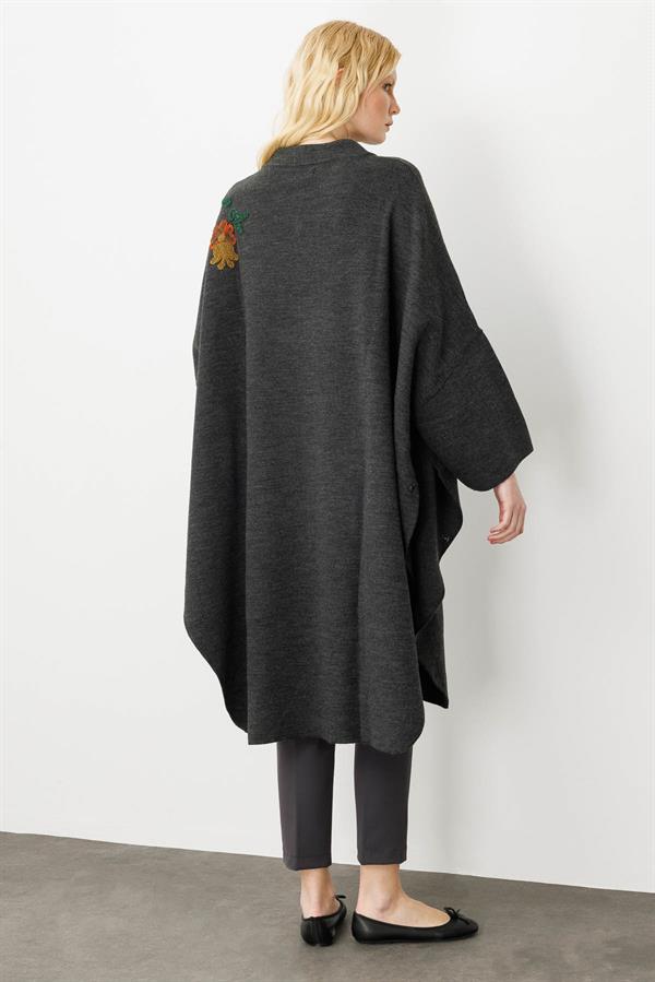 Kadın Dik Yaka Omzu ve Cebi İşlemeli Fermuarlı Panço K.Füme