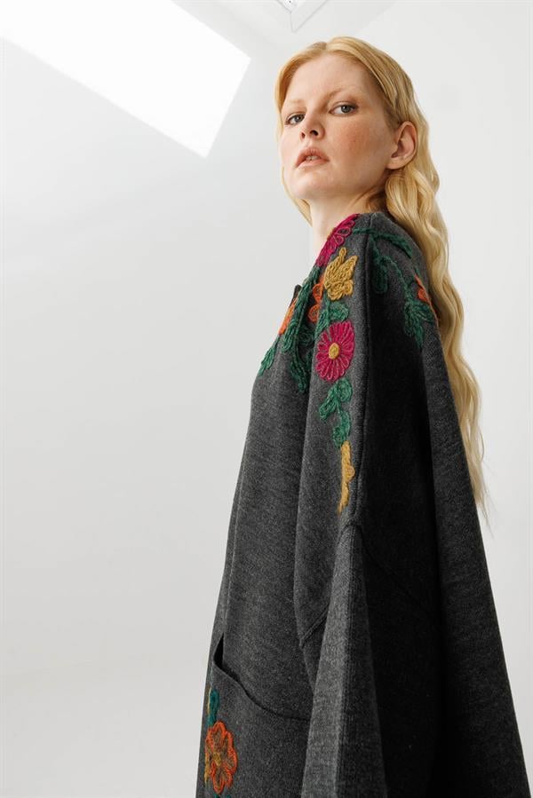 Kadın Dik Yaka Omzu ve Cebi İşlemeli Fermuarlı Panço K.Füme