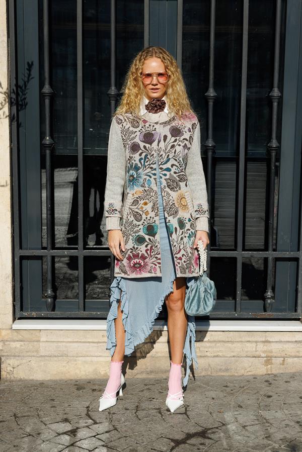 Kadın Dik Yaka Önü Renkli Çiçekli Uzun Yün Kaban V.Bej