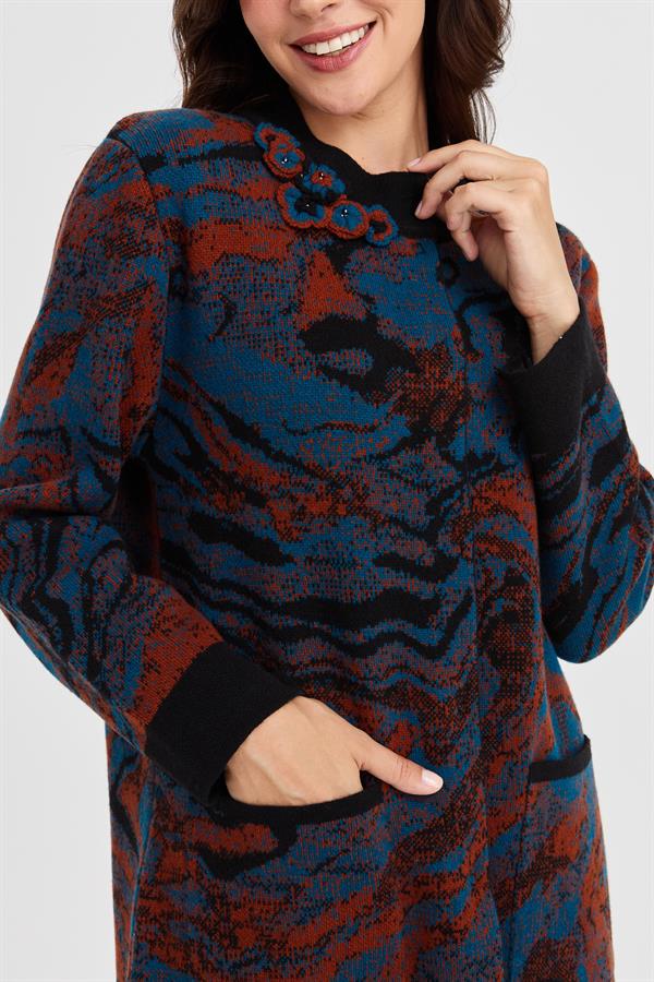 Женское длинное шерстяное пальто с ярким волнистым узором и высоким воротником