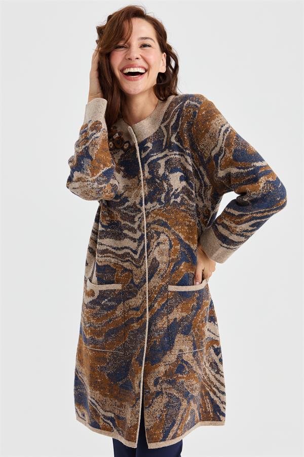 Женское длинное шерстяное пальто с ярким волнистым узором и высоким воротником