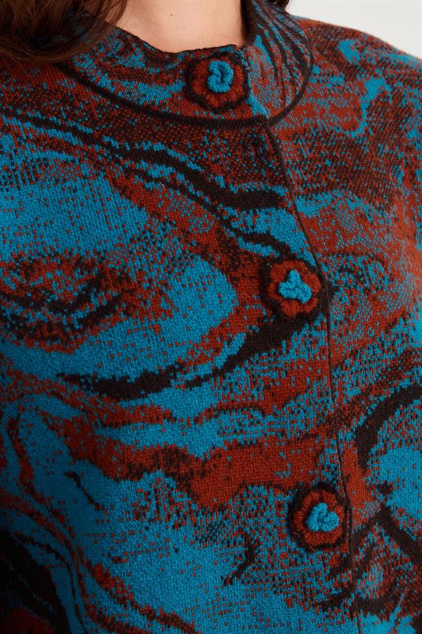 Женское шерстяное пальто с высоким воротником и красочным волнистым узором