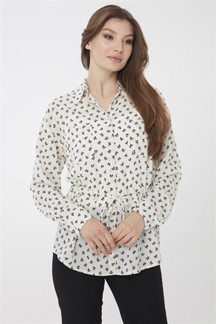 Женская рубашка с карманами и рисунком 