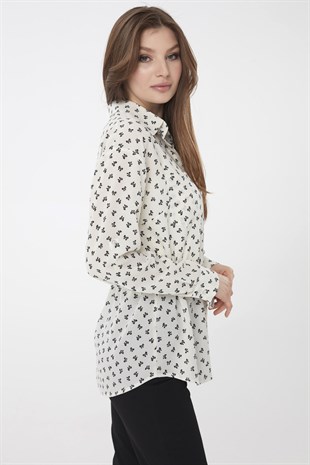 Женская рубашка с карманами и рисунком 