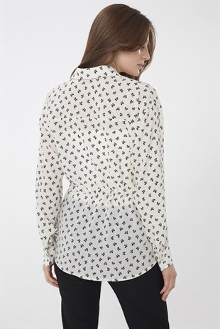 Женская рубашка с карманами и рисунком 
