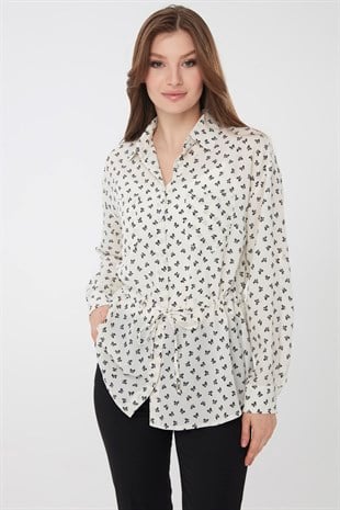 Женская рубашка с карманами и рисунком 