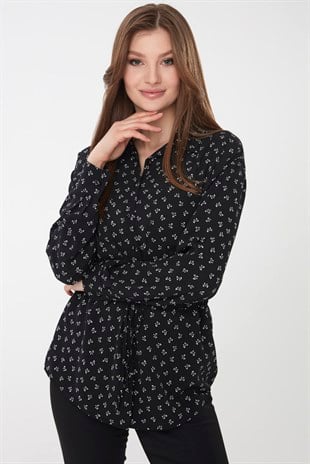 Женская рубашка с карманами и рисунком 