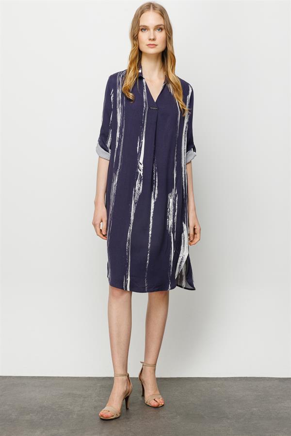 Женское платье с рубашечным вырезом и рисунком на воротнике темно синее
