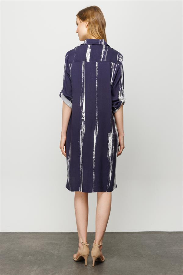 Женское платье с рубашечным вырезом и рисунком на воротнике темно синее