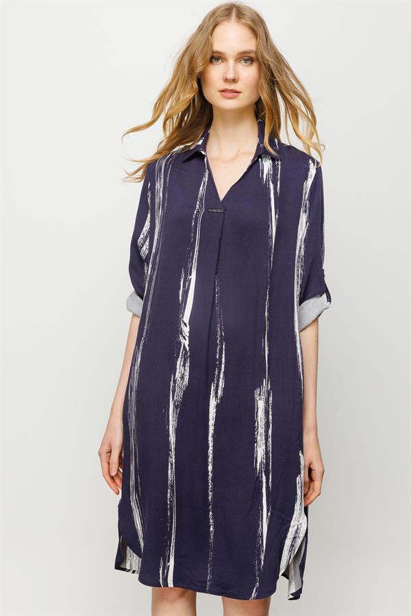 Женское платье с рубашечным вырезом и рисунком на воротнике темно синее