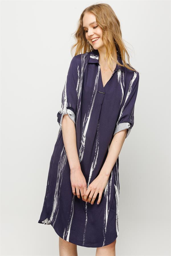 Женское платье с рубашечным вырезом и рисунком на воротнике темно синее