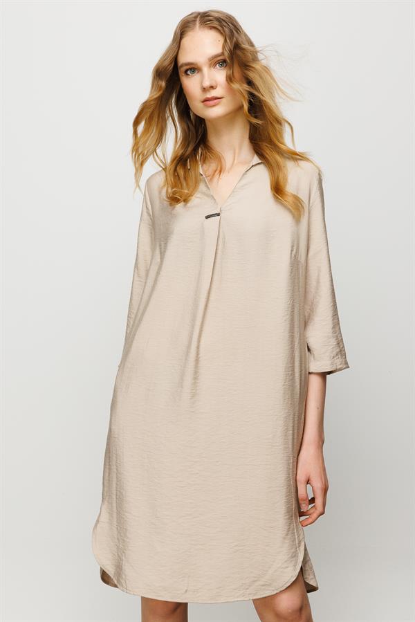 Женской хлопковое платье с рубашечным вырезом в складку коричневое 